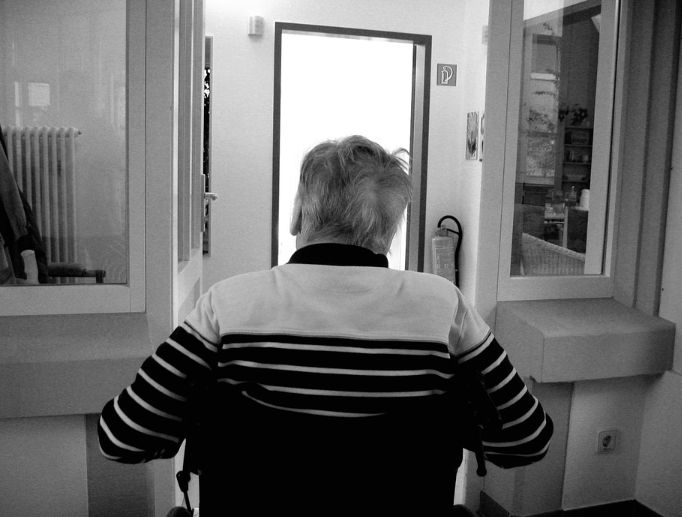 Como levantar a una persona mayor de la cama